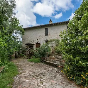 agriturismo-il-poggio-degli-scoiattoli.hotels-perugia.com/